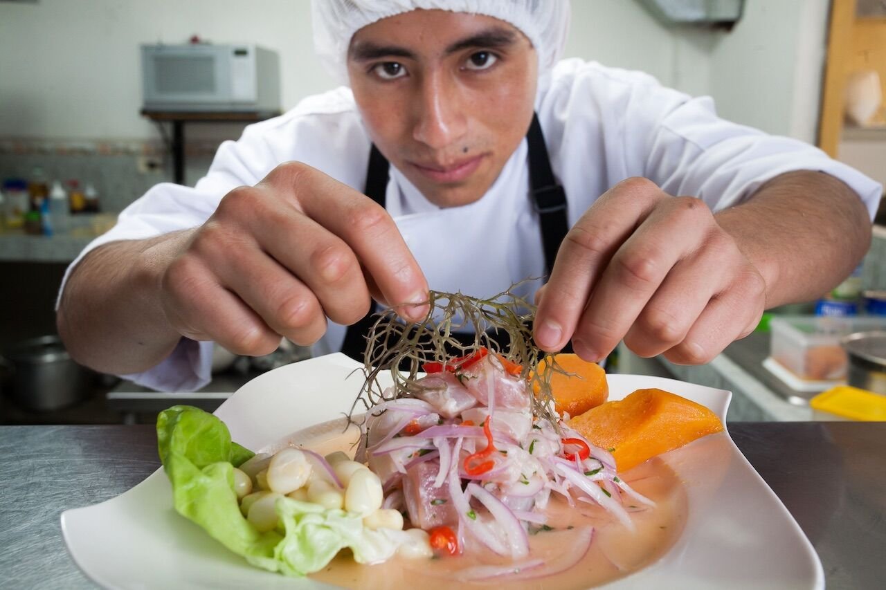 Chef emplatando ceviche en El Bambino